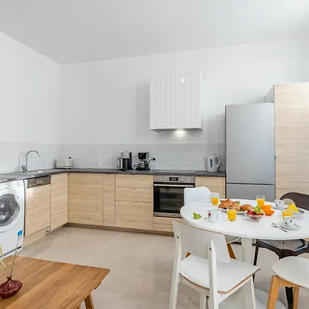 Le Borely: Climatise Avec 2 Chambres, A 800m De La Apartment *